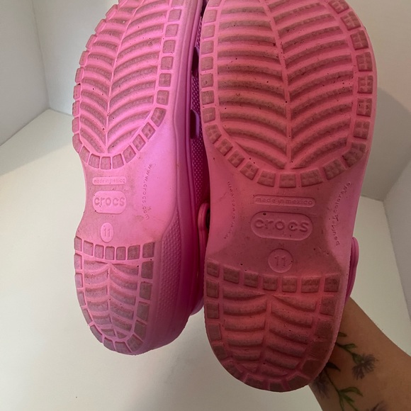 Crocs Classic Clogs Taffy Pink Men's Size 11 Comfortable, Lightweight Sandals - Picture 5 of 5